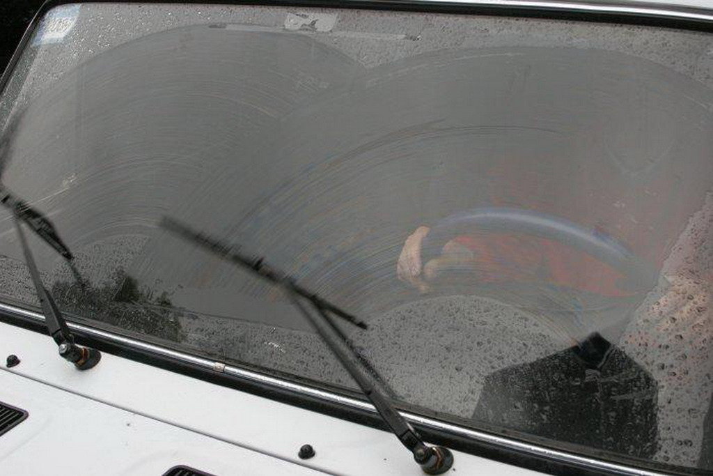 Одна з головних причин підвищеної аварійності в зимовий період - найгірший огляд з водійського місця, ускладнений погано очищеним лобовим склом