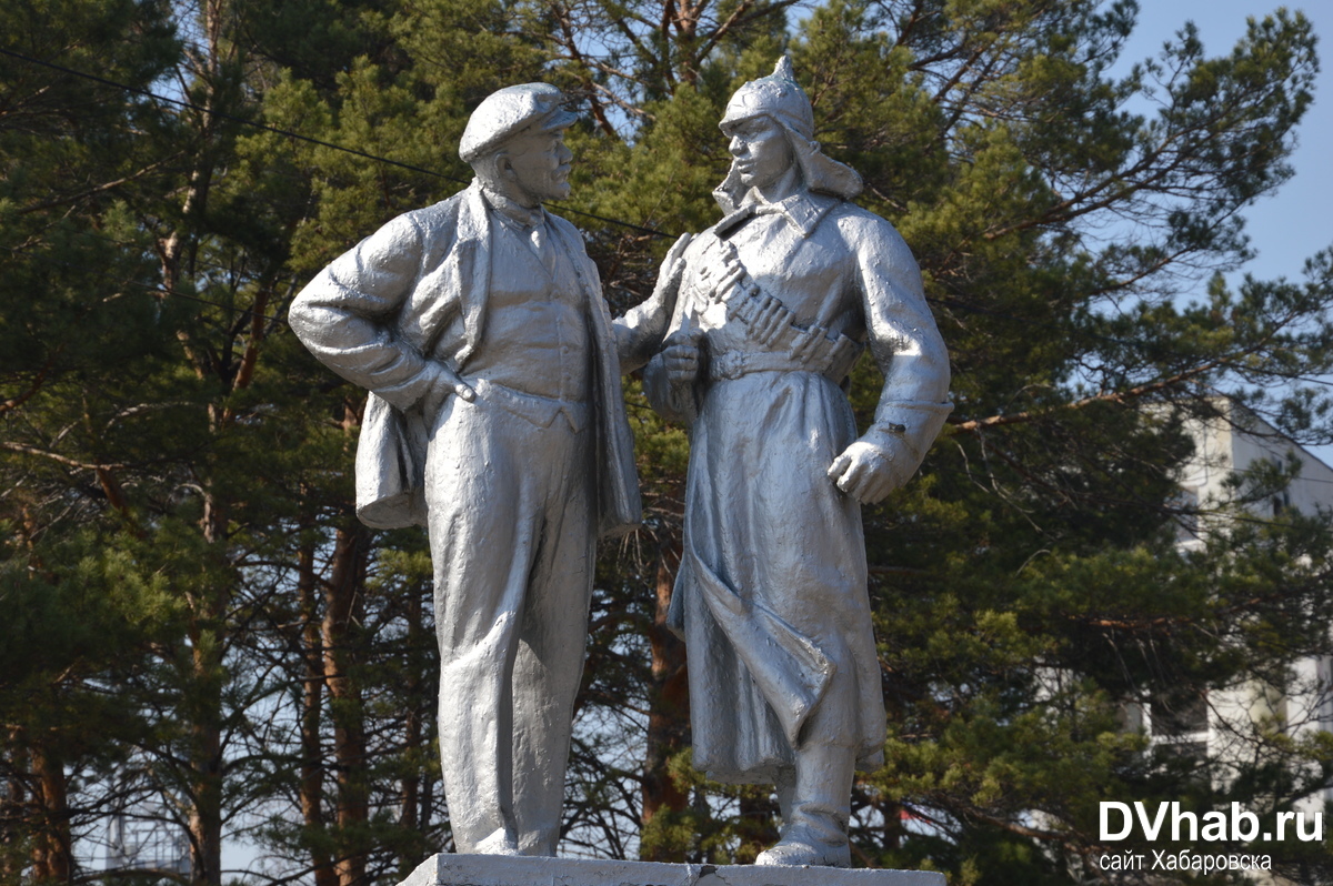 Скульптура вождя разом з червоноармійцем була встановлена ​​тут в середині 1950-х років