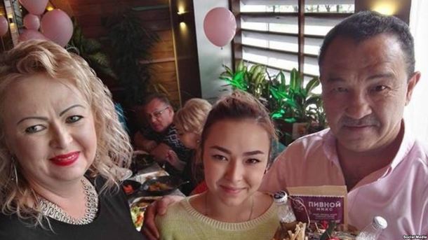15 вересня 2017, 10:47 Переглядів:   Орзубек Назаров з дочкою і дружиною