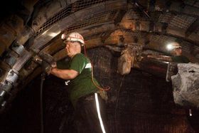 Гірники на шахті Лази, Фото: Архів компанії OKD   Директор також зазначила, що з перших 345 звільнених співробітників, які працюють на шахтах до кінця червня, 47 осіб вже знайшло роботу в іншому місці