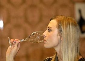 Фото: ЧТК   «Келих з вином, який неправильно тримають всією долонею, не повинен нагріватися, тому що вина, як правило, подаються охолодженими