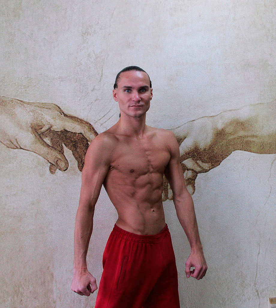Алекс Калашников - кінокаскадёр, хореограф, фітнес-інструктор з пластики тіла і творець авторської програми «Alex`stretch body»
