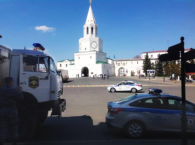 У день матчу у казанського кремля чергує кілька вантажівок з ОМОНом