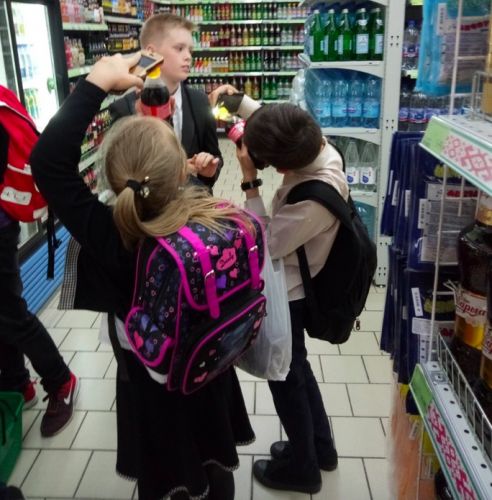 Судячи з фото, опублікованим   «Вечірнім Бобруйськом»   , У школярів - новий флешмоб, і проходить він у вітрин з напоями в супермаркетах