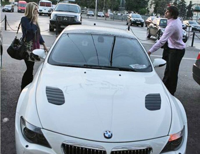 Але головним засобом пересування в Росії для Олександра останні роки залишався інший «німець» - BMW M6 білого кольору, з встановленим на нього тюнінг-пакетом від американської компанії Vorsteiner