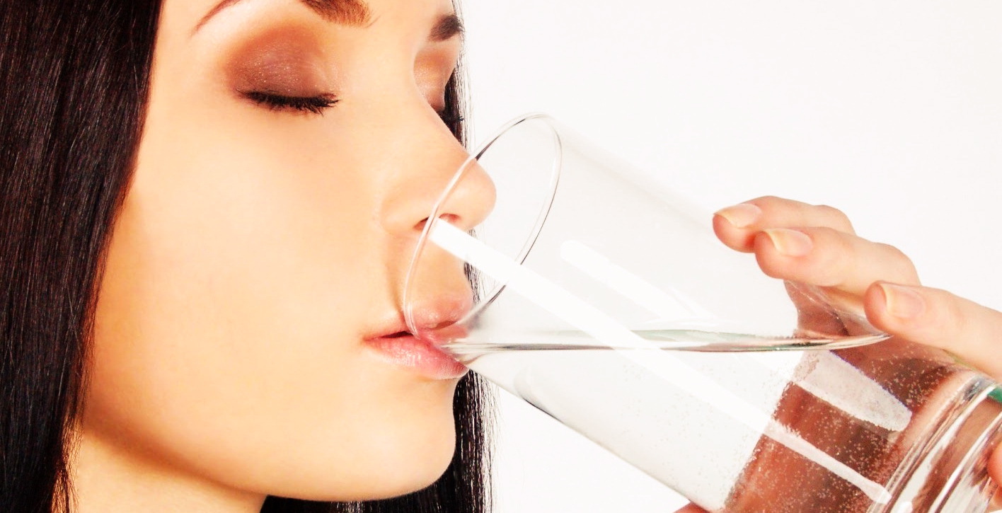 Існує дві протилежні думки з приводу того, чи потрібно пити воду під час тренування або не потрібно