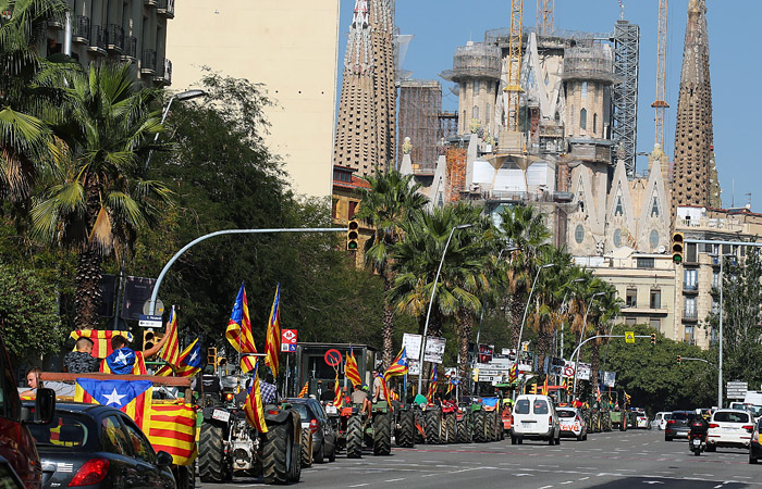 Місцеві жителі протестують проти жорстких заходів поліції щодо учасників референдуму про незалежність Каталонії   Протести в Барселоні