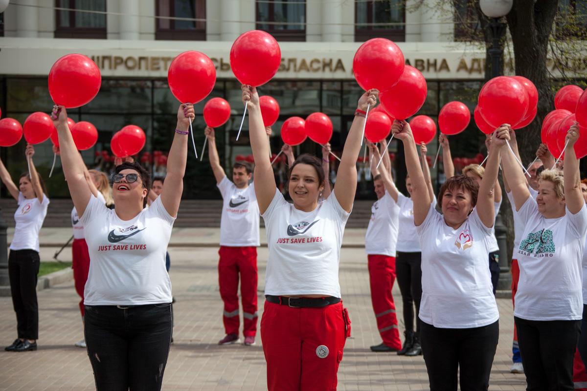 Під час флешмобу працівники медичної допомоги вишикувалися в літери «SOS», а також в цифру «103»