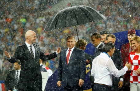 Під час нагородження після фіналу Франція - Хорватія пішов настільки сильний дощ, що намокли в тому числі президенти Еммануель Макрон і Колінда Грабар-Кітарович, а також глава FIFA Джанні Інфантіно