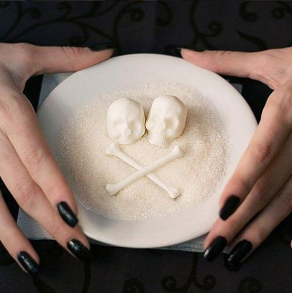 Цукор, як і сіль, називають «білою смертю» не дарма: він дуже калорійний і не містить ніяких вітамінів і мікроелементів