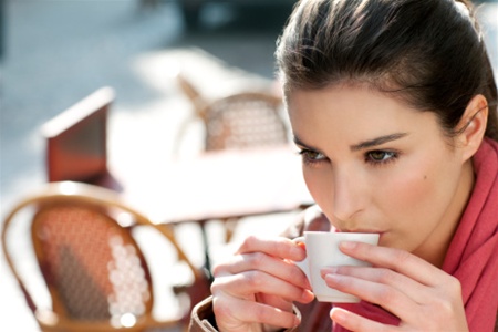 Не відмовляйтеся від кофеїну   Дослідження, опубліковане в журналі Physiology & Behavior показує, що у любителів звичайної кави обмін речовин на 16% швидше, ніж у тих, хто віддає перевагу каві без кофеїну, тому що кофеїн прискорює ритм серцевих скорочень і стимулює     центральну нервову систему