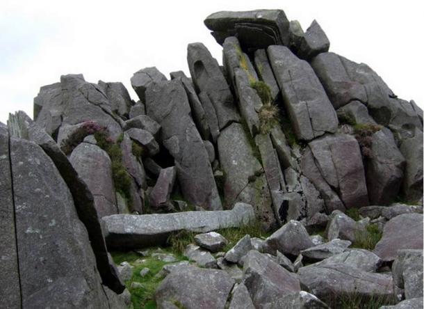 Археологи знайшли отвори в кам'яних утвореннях в Уельсі, звідки взяті блакитні брили Стоунхенджа, і визначили, що вони здобуті за 500 років до того, як їх зібрали в знаменитій кам'яне коло в графстві Уїлтшир, Англія