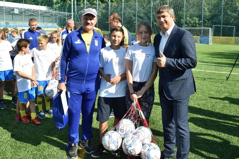 Читайте також:  В Україні стартує новий сезон фестивалів чемпіонів Відкриті уроки футболу
