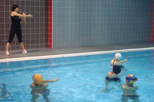 Аквааеробіка - це одна з різновидів   аеробіки   , Тренування якої проходять в   басейні