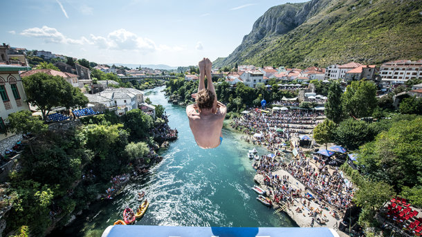 14 вересня 2018, 8:27 Переглядів:   У Мостарі легенда стрибків Гарі Хант виграв чоловічий залік, Адріана Хіменес стала кращою серед жінок   Стрибок з платформи на висоті 27 метрів над річкою