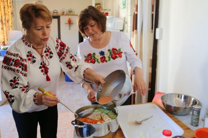 Численні гості події мали можливість спробувати багато українських страв, серед яких найбільшим успіхом користувалися традиційні вареники, борщ, голубці