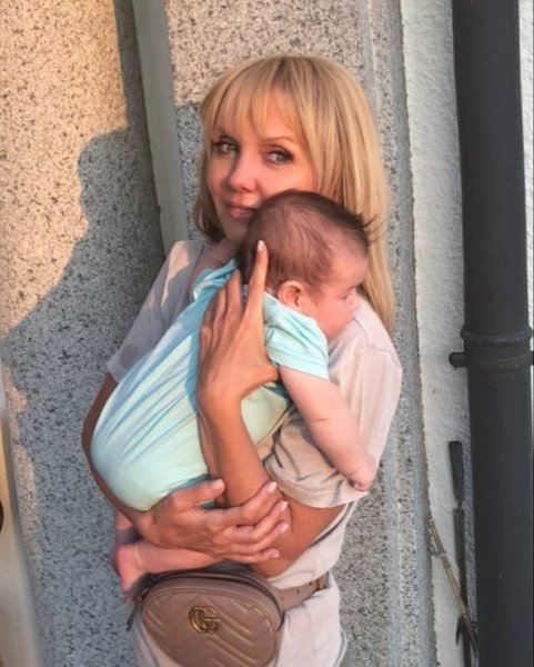 Нещодавно артистка заінтригувала шанувальників новою фотографією з немовлям в руках, через що шанувальники стали підозрювати, що Валерія стала бабусею