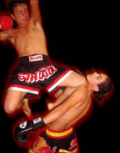 Сучасні школи муай-тай найчастіше навчають боксерів при ударі витягати вниз пальці ноги