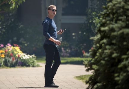 Засновник і глава Facebook Марк Цукерберг зобов'язав всіх топ-менеджерів компанії використовувати тільки смартфони на Android