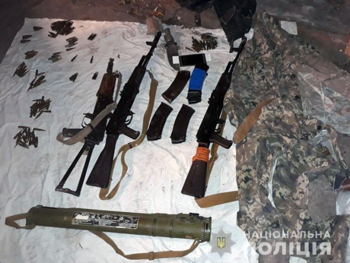 У маріупольському гаражі батька бойовика правоохоронці виявили схованку зброї, частина з якого була вкрадена з військової частини в Криму під час анексії півострова