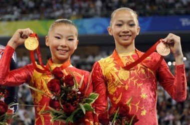 1 жовтня 2008, 14:48 Переглядів:   Китайські гімнастки Хе Кексін ( золото) і Янг Йілінг ( бронза)