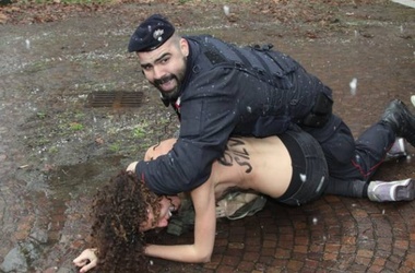24 лютого 2013, 19:58 Переглядів:   Активістки FEMEN роздяглися перед Берлусконі, фото & nbsp; femen