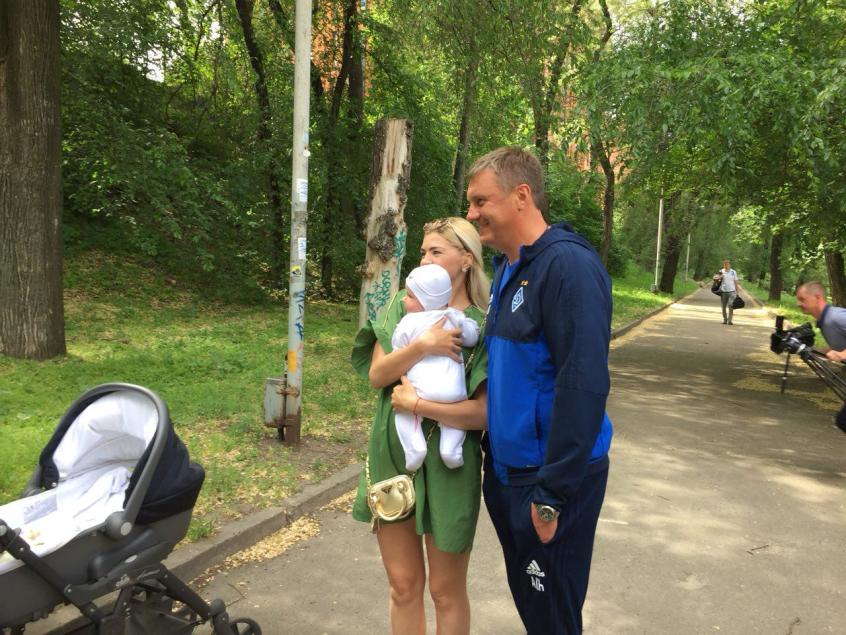 У парку   Олександра Хацкевича   попросили сфотографуватися з малятком, її тато пообіцяв, що це майбутня фанатка Динамо