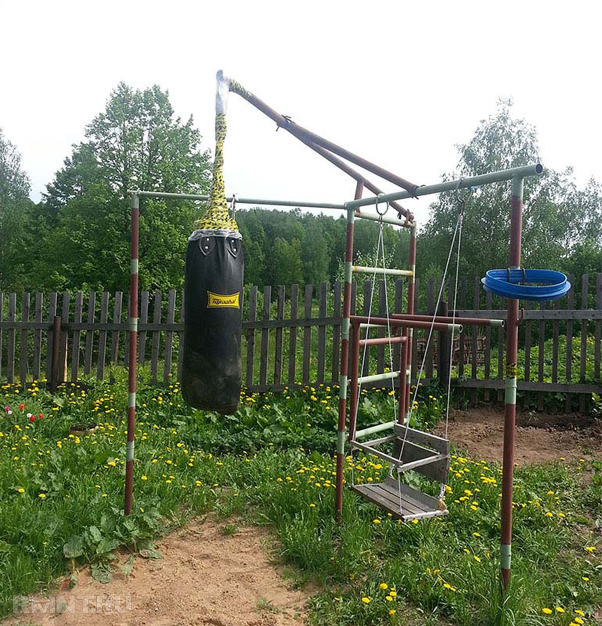 Для монтажу поперечини потрібно зварювальний апарат, а для підгонки деталей і обрізки - болгарка