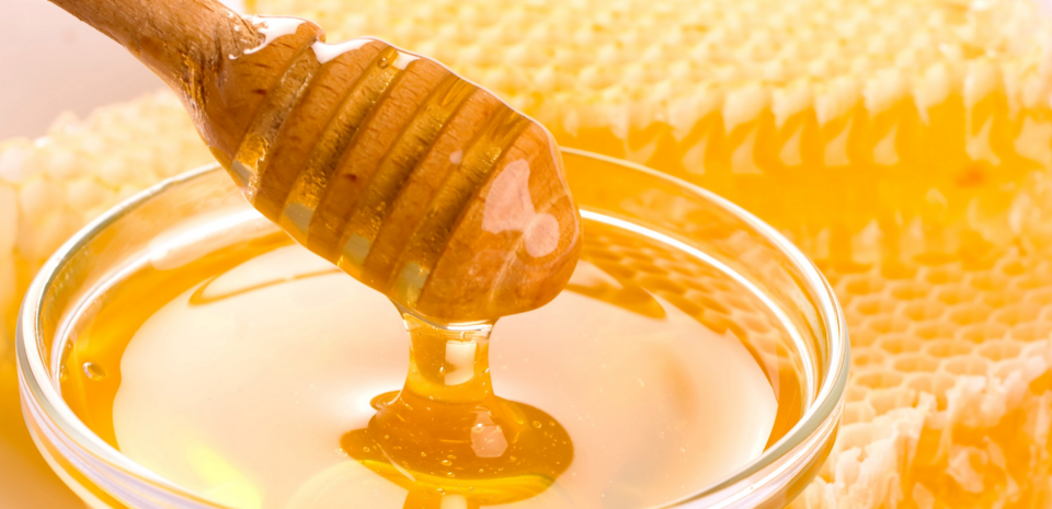 Як зазначалося вище, дійсно можна замінити цукор медом, який за смаком до нього досить близький