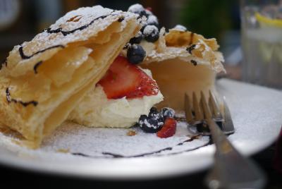 За однією з версій, багатошаровий торт з кремом був придумав московськими кондитерами в честь перемоги над Наполеоном