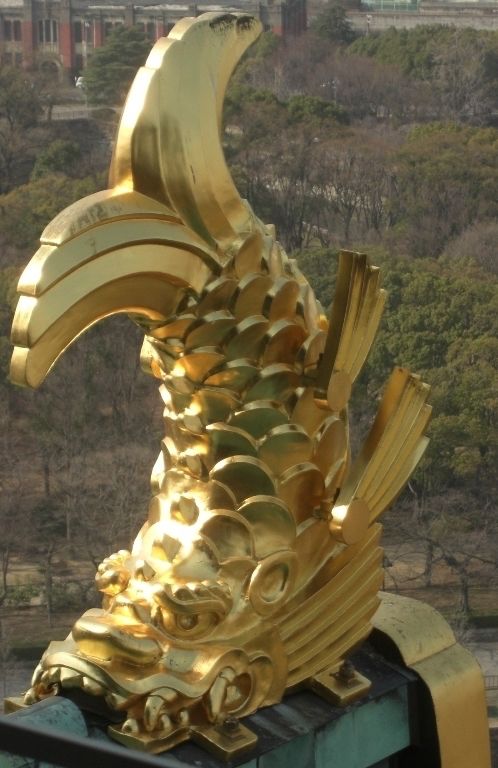 Фігура сятіхоко на даху Осакського замку