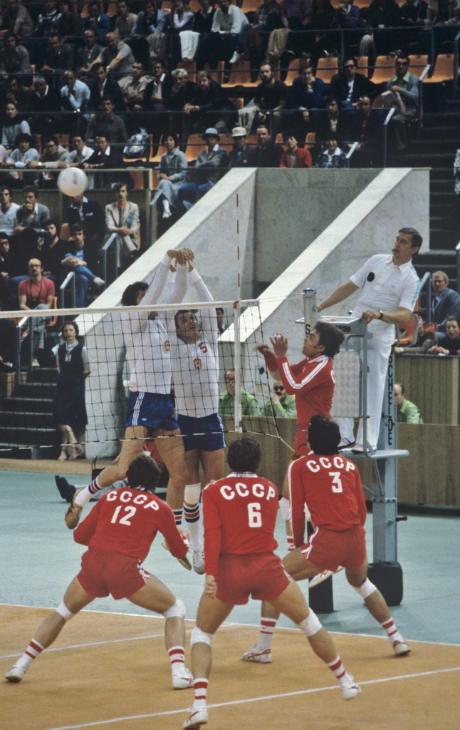 Матеріал з Вікіпедії - вільної енциклопедії   волейбольні   турніри на   літніх Олімпійських іграх 1980 року   в Москві проходили з   20 липня   по   1 серпня   на   Малій спортивній арені (МСА)   і в універсальному спортивному залі «Дружба» Центрального стадіону імені В