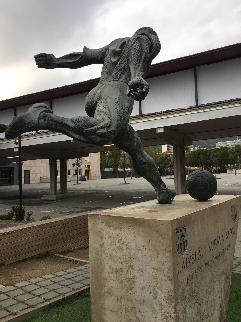 Грем Хантер: Біля стадіону Камп Ноу встановлено вражаючий монумент угорському біженцю Ласло Кубалу, який виступав за Барселону протягом десяти років (130 голів і 10 завойованих трофеїв), а потім двічі ставав біля керма синьо-гранатових