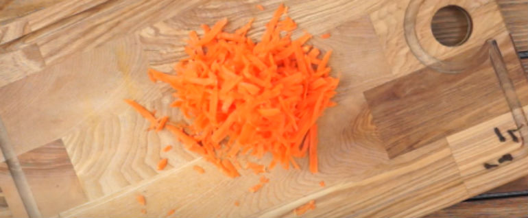 Морква трьом на тертці