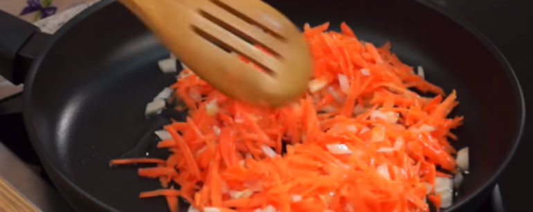 Лук з морквою обсмажити на сковороді