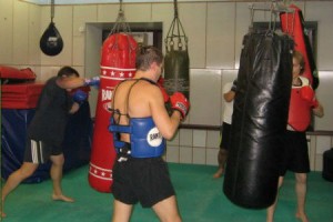 Робота на боксерських мішках під час тренування по муай тай, деяких приводить у захват, а іноді вводить в подив, особливо новачків