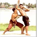 У тайському боксі існує безліч варіантів ударів ліктями, які наносяться під найрізноманітнішими кутами і з різною швидкістю