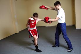 для вдосконалення   техніки захисту   і удару тренер використовує в роботі   зі спортсменом   лапи   для боксу
