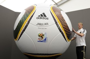 1 червня 2010, 11:41 Переглядів:   Гігантська копія офіційного м'яча ЧС в ПАР Jabulani