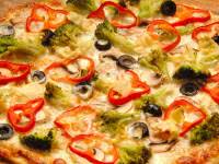 Справжні цінителі італійської кухні вважають, що відповідь на питання: «Як приготувати піцу в домашніх умовах» - завжди невеличка неправда
