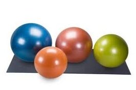 До речі, в магазині серед безлічі різновиди можна зустріти м'яч невеликого розміру схожий на фітбол - його також застосовують в тренуваннях, називається він медбол