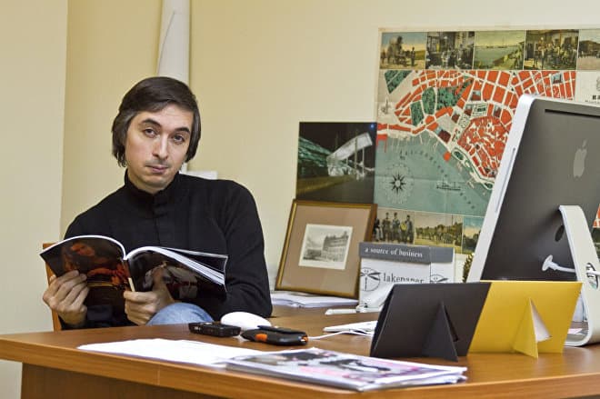 У 2008 році журналіст випустив книгу «Страно (в) едення», яка присвячена гастрономічним особливостям країн і міст